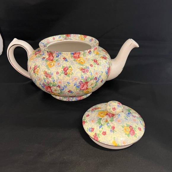RARE FIND - VINTAGE BONE CHINA LORD NELSON CHINTZ ROSE TIME TEAPOT 
1920's - Picture 4 of 10